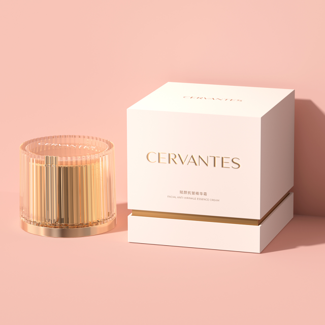 Prikaz teksture CERVANTES pomlajevalne kreme na koži ali površini; krema je predstavljena kot bogata, nežna formula za regeneracijo in navlažitev kože.