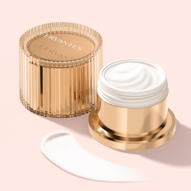 Lonček CERVANTES kreme fotografiran od blizu, z vidnimi detajli embalaže, poudarjajoč sestavine kot so HPR-retinoid, CE antioksidantni kompleks in peptidi proti gubam.