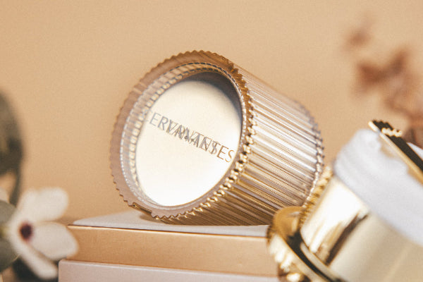 Elegantna embalaža CERVANTES pomlajevalne kreme proti gubam na čistem, minimalističnem ozadju, predstavljena kot luksuzna anti-age krema z biotehnološko napredno formulo.