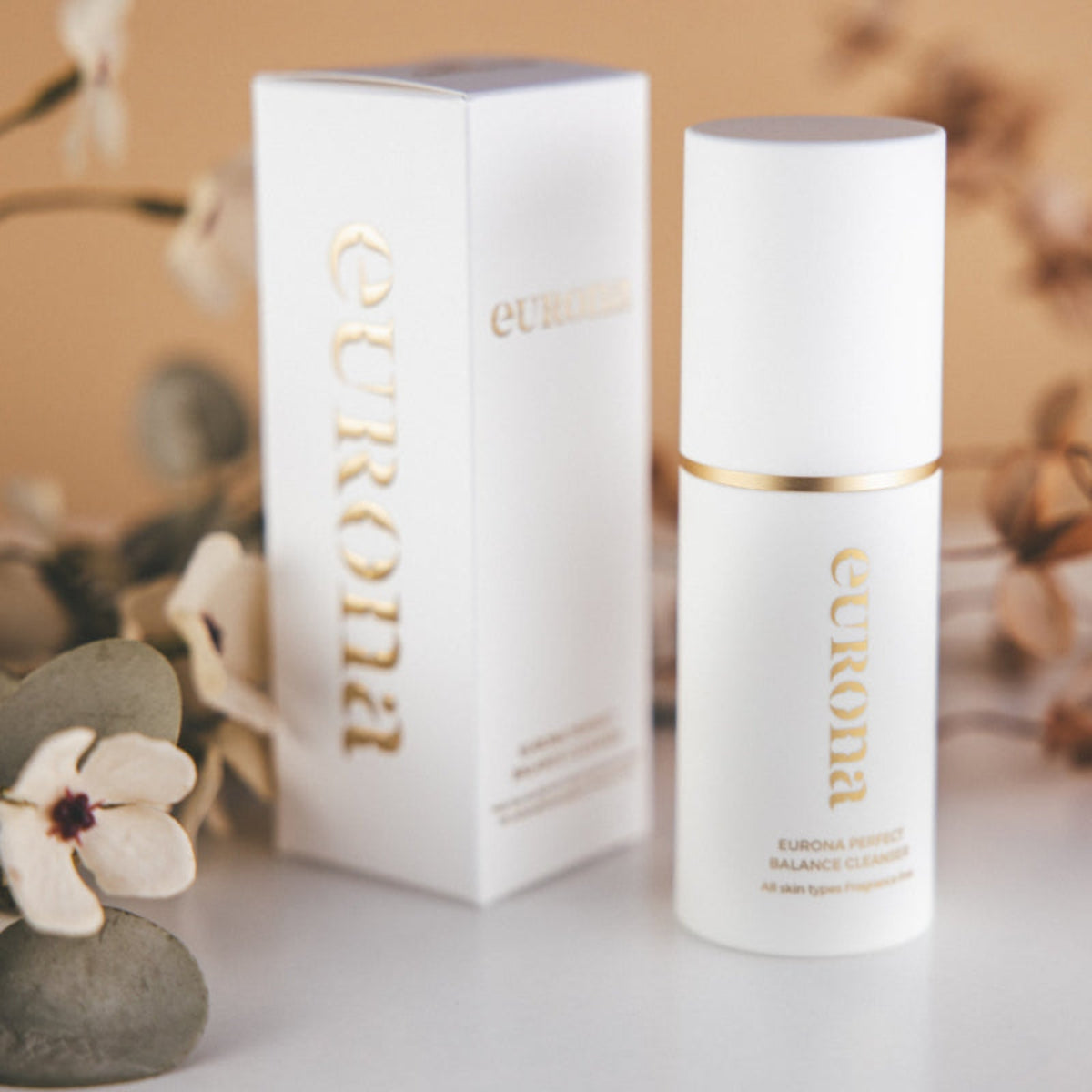 Elegantna embalaža nežnega čistilnega gela Eurona, postavljena na čistem, minimalističnem ozadju; izdelek je predstavljen kot blago in negovalno čistilo brez konzervansov.