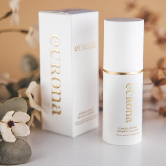 Elegantna embalaža nežnega čistilnega gela Eurona, postavljena na čistem, minimalističnem ozadju; izdelek je predstavljen kot blago in negovalno čistilo brez konzervansov.