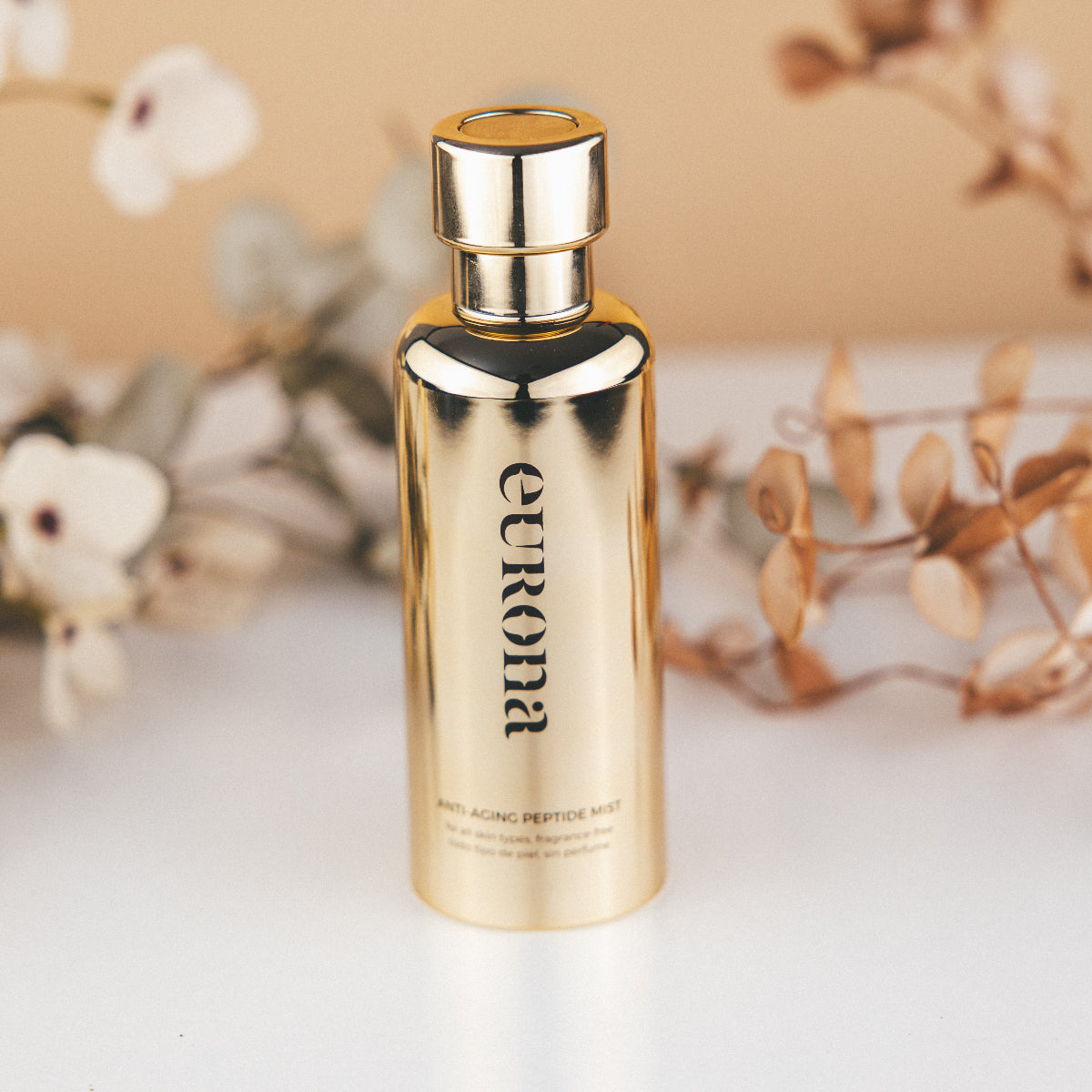 Eleganten izdelek Eurona – peptidni sprej proti gubam v minimalistični embalaži, predstavljen kot luksuzna meglica za obraz z močno peptidno formulo za hidratacijo, regeneracijo in zmanjšanje gub.