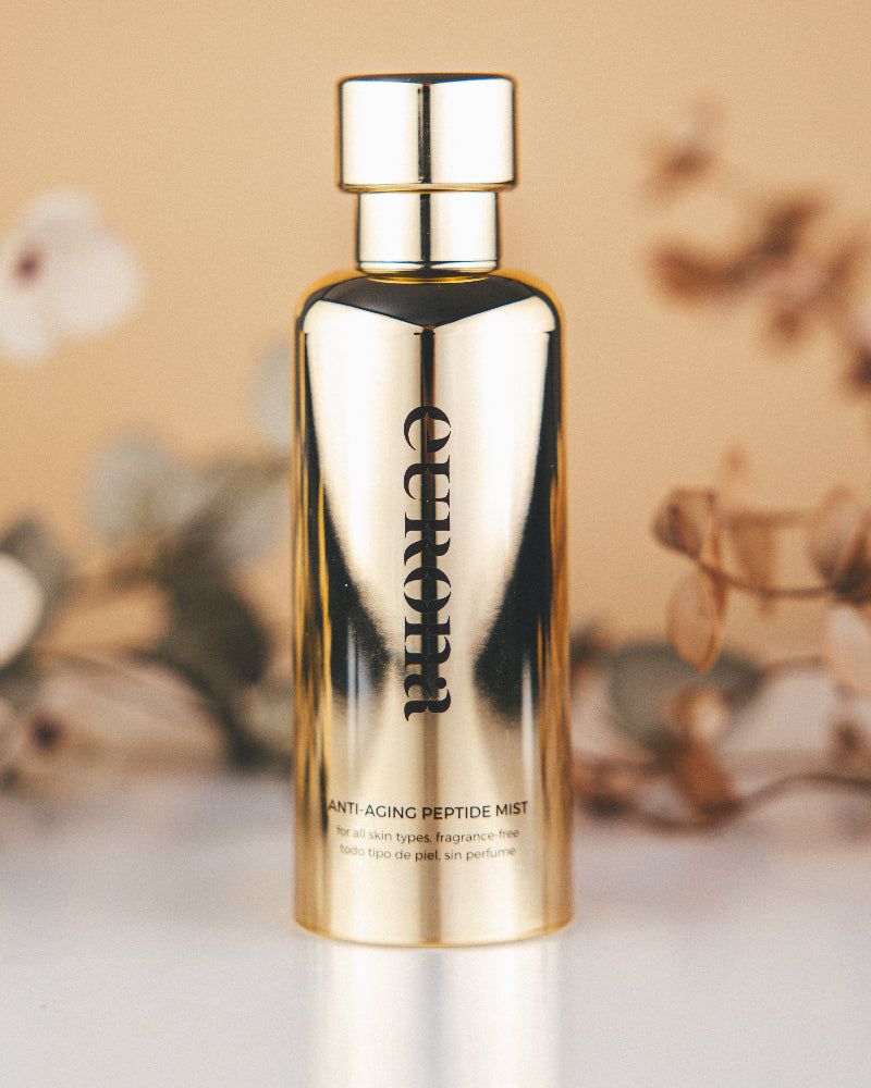 Eleganten steklenička spreja proti gubam Eurona na minimalističnem ozadju; predstavljen kot napredna peptidna meglica za globinsko hidracijo, obnovo kože in zmanjšanje gub.