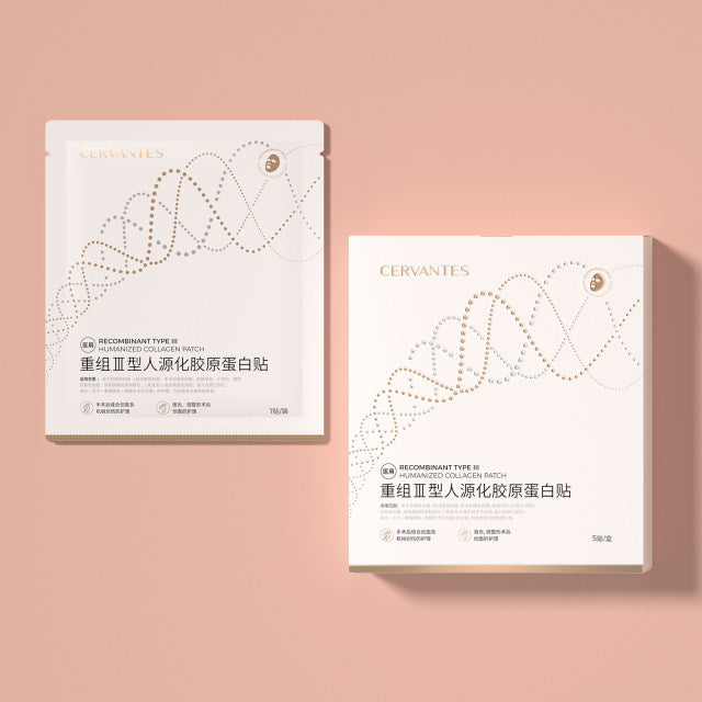 Flatlay fotografija rekombinantne kolagenske maske tipa III, obdane z naravnimi in čistimi elementi, ki poudarjajo 100 % varno formulo brez hormonov, alkohola, dišav in parabenov.