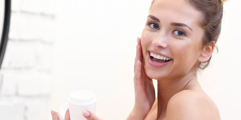 Nega obraza s peptidi za učinek pomlajevanja.