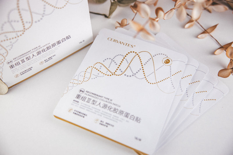 Medicinska rekombinantna kolagenska maska tipa III, predstavljena v sterilni in elegantni embalaži, poudarjena kot vrhunska maska za regeneracijo, lifting učinek in globinsko hidratacijo kože.