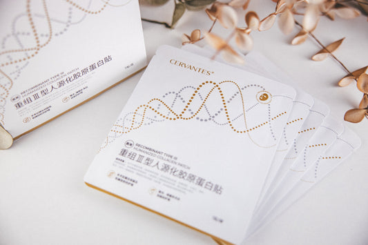 Medicinska rekombinantna kolagenska maska tipa III, predstavljena v sterilni in elegantni embalaži, poudarjena kot vrhunska maska za regeneracijo, lifting učinek in globinsko hidratacijo kože.