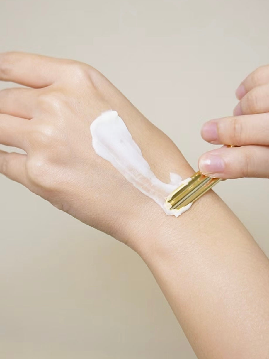 Detajl bogate in svilnate teksture kreme Cervantes, brezvoda formula za intenzivno obnovo kožne bariere.