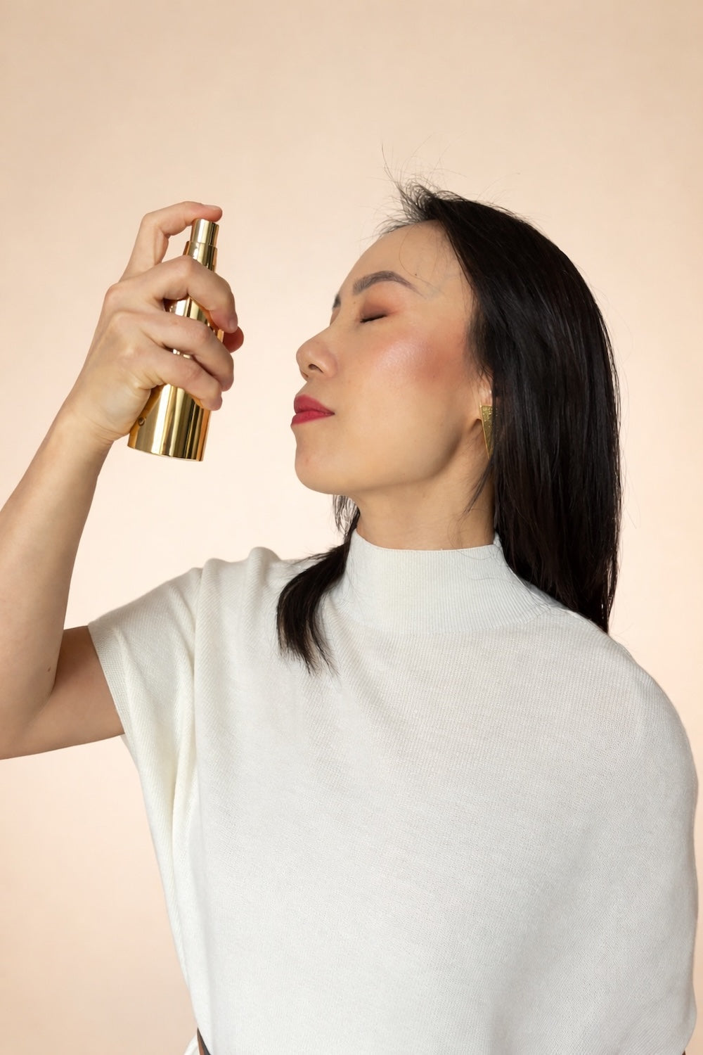 Infografika 5-v-1 delovanja Eurona meglice: vlaženje, obnova bariere, glajenje gub, sijoč ten in antioksidativna zaščita.