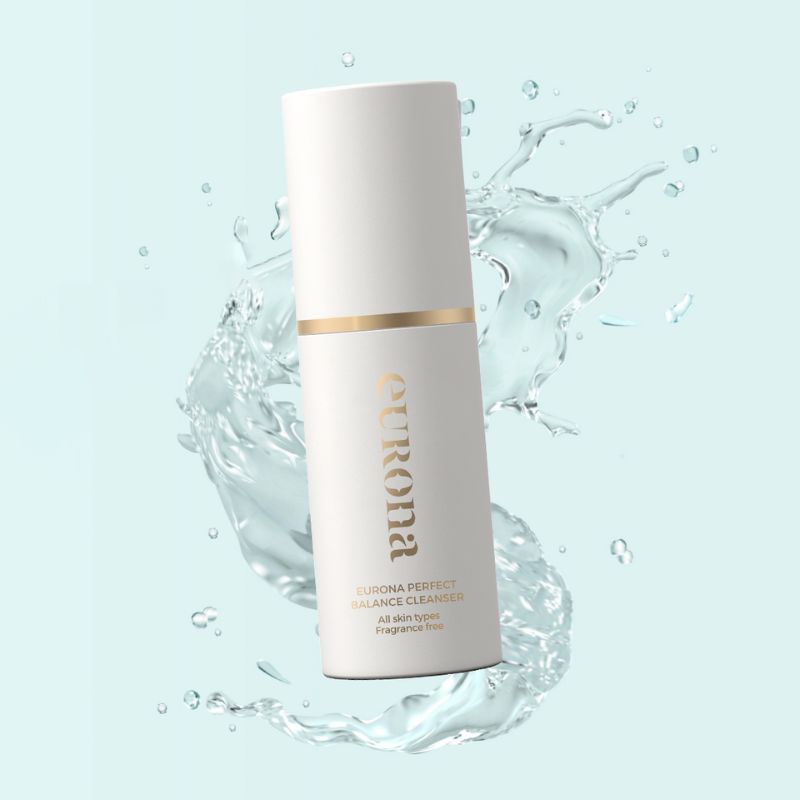 Flatlay fotografija nežnega čistilnega gela Eurona, obdanega z naravnimi elementi, ki poudarjajo čisto, nežno in nekonzervirano formulacijo.