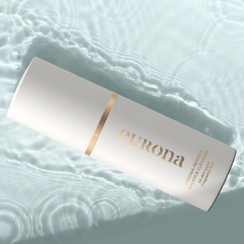 Tekstura nežnega čistilnega gela Eurona na površini, prikazana kot lahka, nežna formula, ki ohranja vlažnost in ravnovesje kože.