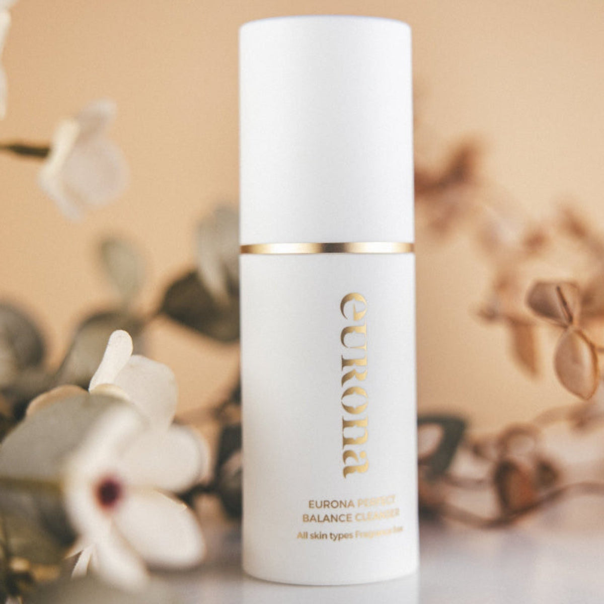 Steklenička nežnega čistilnega gela Eurona, predstavljena kot izdelek primeren za občutljivo kožo, ki učinkovito čisti, ne da bi izsušil kožo.