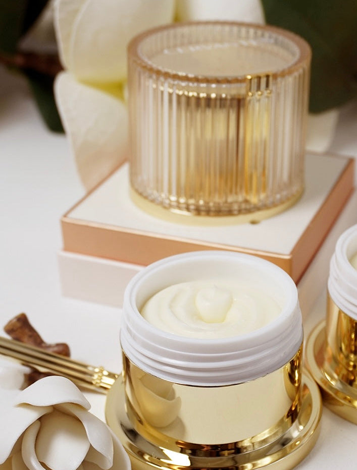 Pomlajevalna krema Cervantes za intenzivno obnavljanje kožne bariere in zaščito občutljive slovenske polti.